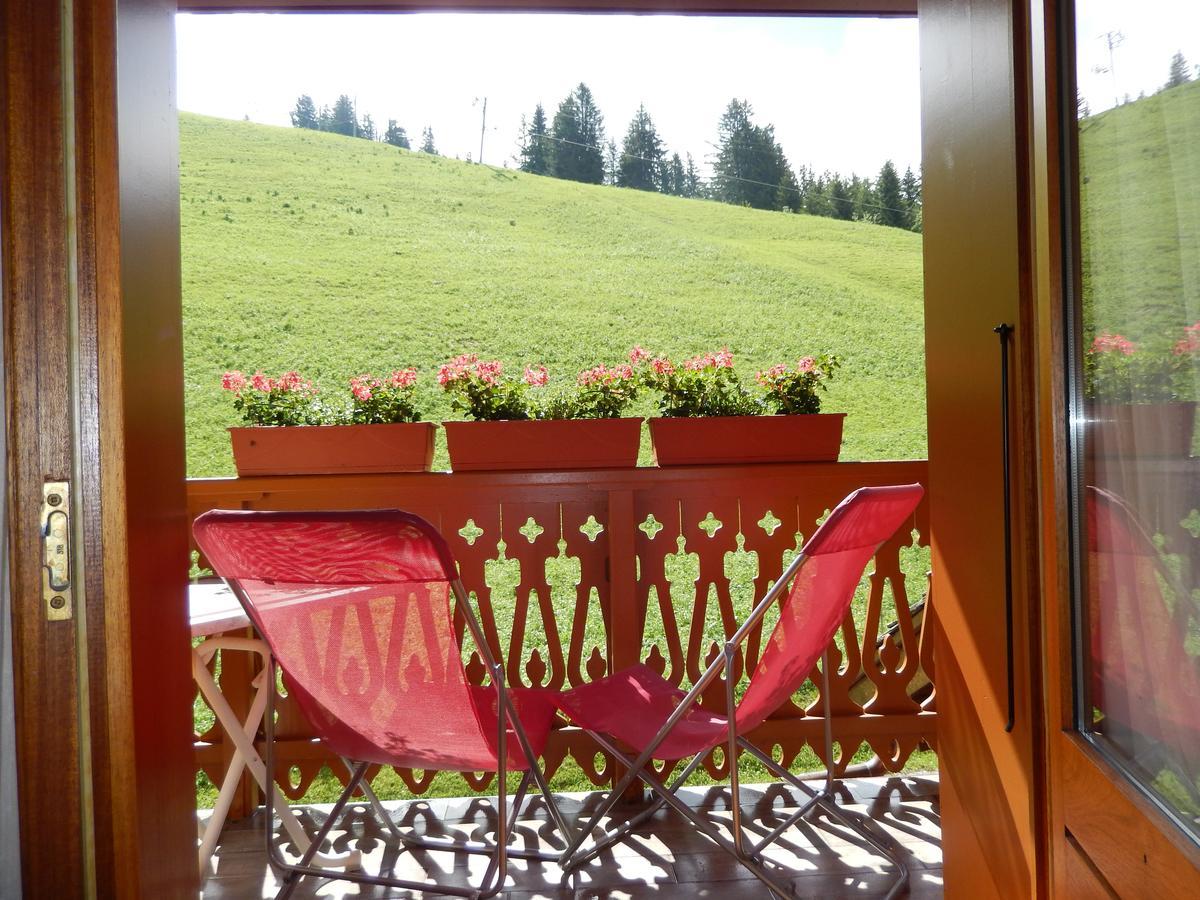 La Vieille Ferme Hotel Manigod Exterior photo